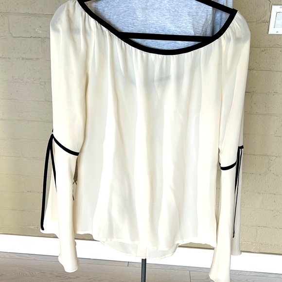 Escapade Silk Blouse - Stunning - Picture 4 of 9